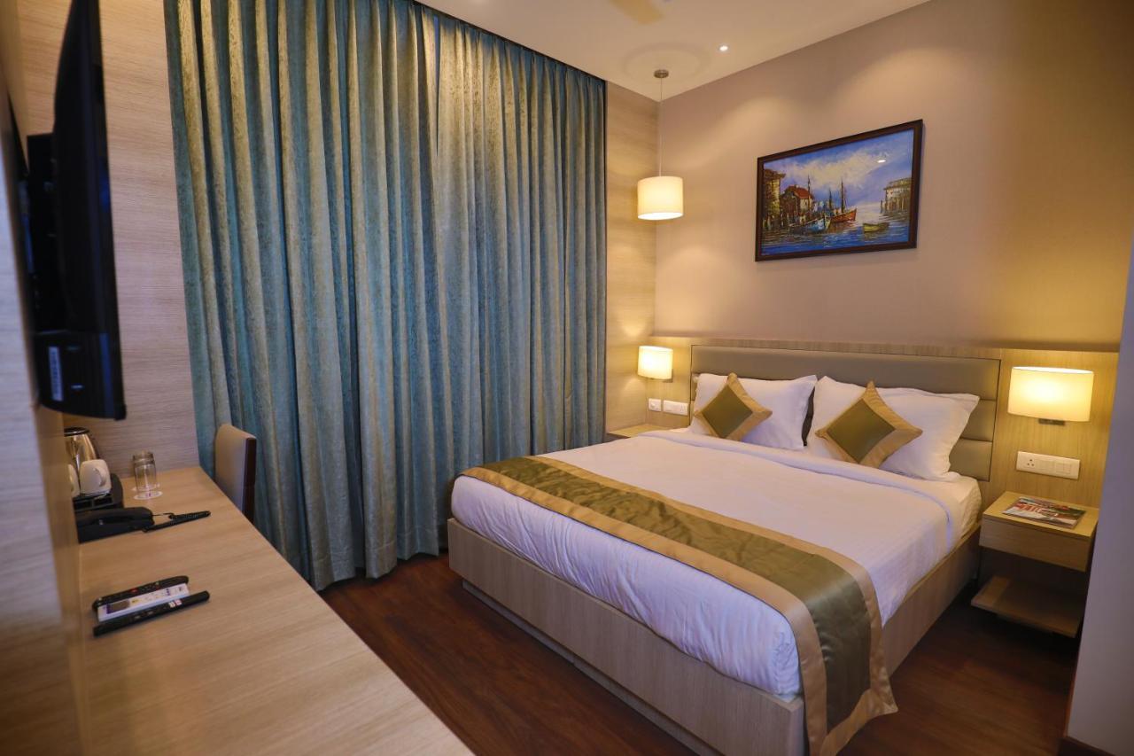 Goa Country Club Hotel Gurgáon Kültér fotó