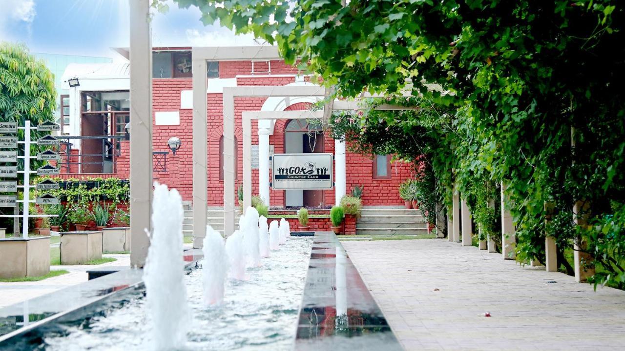 Goa Country Club Hotel Gurgáon Kültér fotó